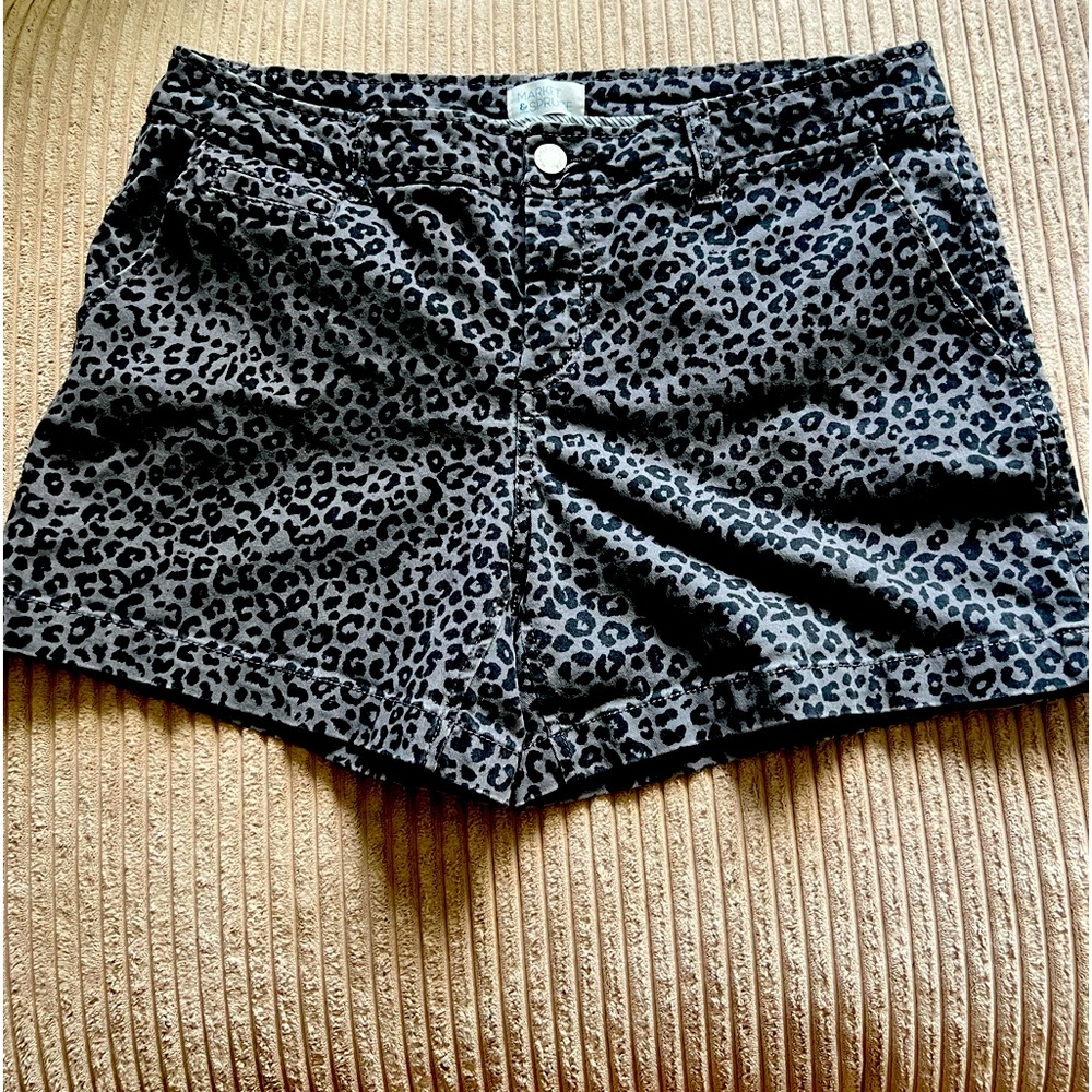Cute shorts with grey and black “cheetah” print